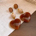Detailansicht von Vintage-Herzohrringen aus Bernstein mit Holz- und Strohakzenten - Braun