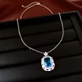 Detailansicht der luxuriösen quadratischen blauen Zirkon-Halskette mit funkelndem Heiligenschein - Silber-Blau