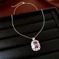 Nahaufnahme eines eleganten ovalen lila Zirkonia-Anhängers an einer silbernen Kette - Silber-Lila