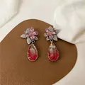 Elegante rosa Blumenohrringe mit roten Kristall-Tropfenanhängern - Rosa