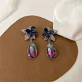 Elegante silberne Ohrringe mit Strassblumen und Tropfensteinen im schicken Farbverlauf - Lila