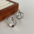 Elegante Creolen in Silberoptik mit gesteppter Textur und Echtgoldbeschichtung - Rautenmuster Ohrstecker / Silber
