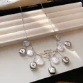 Detailaufnahme der eleganten Fransenhalskette mit Barockperlen und silbernen Metallperlen. - Halskette / Silber-Weiß
