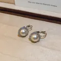 Gedetailleerde opname van vintage zilveren oorbellen met parels en zirkoonsteentjes - 7# Oorring