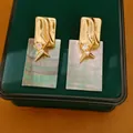 Nahaufnahme französischer Vintage-Ohrringe mit 18 Karat Vergoldung und Zirkonstern - Gold-Grau