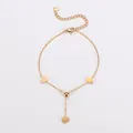 Detail van een gouden roestvrijstalen armband met hartbedeltjes en een kwastje. - Hart Kwastje Armband / Goud