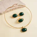 Detail van 3-delige vintage goudkleurige sieradenset met ovale groene harsstenen. - Choker Oorbellen Ring Set / Zilveren naald / Goud-Groen