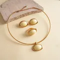 Vintage crème hars sieradenset met elegante halsketting, oorknopjes en een ring - Choker Oorbellen Ring Set / Zilveren naald / Goud-Wit