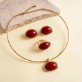 Gedetailleerd overzicht van een retro goudkleurige sieradenset met rode harsstenen - Choker Oorbellen Ring Set / Zilveren naald / Goud-Rood