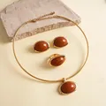 Vintage sieradenset met ovale hars, inclusief choker, oorknopjes en gouden ring. - Choker Oorbellen Ring Set / Zilveren naald / Goud-Lichtbruin