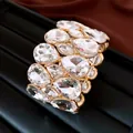 Detailansicht eines luxuriösen, zweireihigen Armbands mit tropfenförmigen Strasssteinen - Armband / Gold