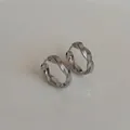 Minimalistische silberfarbene gedrehte Creolen im Flecht-Design für modischen Alltag - Ohrringe mit Scharnier-Silber