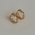 Minimalistische goldene gedrehte Creolen mit einer eleganten strukturierten Oberfläche - Ohrringe mit Scharnier-Gold