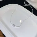 Elegante minimalistische Silberhalskette mit gebogenem Anhänger und funkelndem Zirkonstein - Gebogener Anhänger Schlüsselbeinkette / Silber