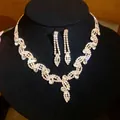 Elegante set di collana e orecchini con strass luccicanti e finitura color argento. - Set Di Collana E Orecchini / Argento
