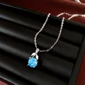 Gedetailleerde weergave van een elegante lichtblauwe zirkoon bloemenhanger aan een ketting - Ketting / Blauw