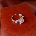 Detailopname van een prachtige verstelbare zilveren ring met een grote roze zirkoon - Ring / Roze