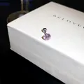 Élégante boucle d'oreille individuelle en zircon rose avec boîte cadeau blanche texturée - 5mm / Rose