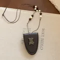 Retro-Halskette aus braunem Leder mit Perlenschnur und niedlichem Bärenmotiv-Accessoire - Halskette-Braun-Bär