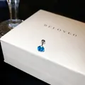 Boucle d'oreille clou en zircon bleu scintillant sur une boîte cadeau blanche - 5mm / Bleu