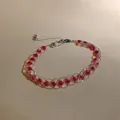 Vista dettagliata di un bracciale vintage con perle di vetro rosse e maglia d'argento. - Stile Maglia Retro Francese / Argento-Rosso