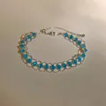 Dettaglio di un bracciale vintage francese con perline di vetro blu e maglia a rete - Stile Maglia Retro Francese / Argento-Blu