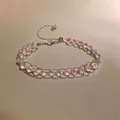 Dettaglio delle perle in vetro rosa su un delicato bracciale a maglia argento - Stile Maglia Retro Francese / Argento-Rosa