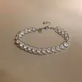 Primo piano dettagliato del bracciale a rete con perline in vetro stile francese - Stile Maglia Retro Francese / Argento-Trasparente