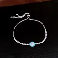 Vue détaillée du bracelet en zircon avec œil bleu et centre en nacre. - Argent-Rond