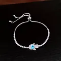 Vue détaillée de la main de Hamsa avec œil maléfique en cœur sur bracelet zircon argenté - Argent-Coeur