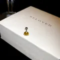 Gros plan détaillé montrant un clou d'oreille en zircon jaune étincelant avec fermoir - 5mm / Jaune