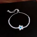 Détail d'un bracelet coulissant en argent avec breloque étoile œil grec et zircons - Argent-Étoile