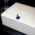 Gros plan d'une boucle d'oreille en zircone violette étincelante avec fermoir à vis - 7mm / Violet