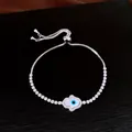 Détail du bracelet main de Hamsa avec zircons scintillants et incrustation de nacre fine. - Argent-Géométrique