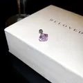 Vue détaillée d'une boucle d'oreille en zircone rose avec fermoir à vis sur boîte. - 7mm / Rose