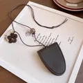 Pendentif de cou vintage en cuir marron foncé avec breloque fleur et pochette à clés - Café Foncé