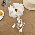 Vue détaillée d'un chouchou en organza blanc avec d'élégants glands de fleurs en dentelle - Style Chouchou / Beige