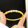 Detailweergave van een 18K vergulde armband met fonkelende zirkonia en gespsluiting - Stijl 1 (WB2005) / Goud