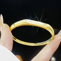 Close-up van 18K vergulde armband met sprankelende micropavé gezette zirkonia's. - Stijl 7 (WB2005) / Goud