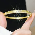 Macrodetail van 18K vergulde armband met schitterende zirkoon-inleg en luxe ontwerp. - Stijl 9 (WB2005) / Goud