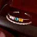 Dettaglio del bracciale rigido a doppio strato placcato oro 18k con zirconi colorati - Bracciale Placcato Oro Reale 18K / Oro-Multicolore