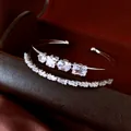 Dettaglio macro di un bracciale rigido argento a doppio strato con zirconi misti - Bracciale Placcato Oro Reale 18K / Argento