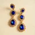 Vue détaillée de boucles d'oreilles vintage en or avec strass bleus en forme de goutte d'eau - Bleu