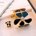 Elegantes Set aus vergoldetem Armreif und offenem Ring mit schwarzer Emaille-Blume - Ring Und Armband Set / Gold-Schwarz