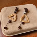 Boucles d'oreilles pendantes triangle tressé rétro avec accents d'étoiles - Tige en Argent-Brun-Café