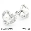 Boucles d'oreilles cœur en acier inoxydable torsadé avec une perle blanche centrale - Style C Cœur Torsadé Géométrique (KE115229-KFC) / 22x19mm / Acier