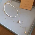 Détail élégant d'un ensemble de colliers de perles de luxe français et pendentif doré - Ensemble deux pièces / Collier Doré-Perle Blanche Ensemble 2 Pièces