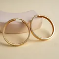 Große goldene Metall-Creolen mit strukturierter Oberfläche für einen modischen Look - Groß Plissiert / Gold