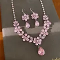 Detailaufnahme von Halskette und Ohrringen mit rosa Zirkon-Blumen und Tropfen - Ohrring-Haken & Halskette Set / Rosa