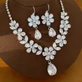 Nahaufnahme des Zirkon-Schmucksets mit Blumen- und Tropfen-Halskette und Ohrringen - Ohrring-Haken & Halskette Set / Weiß